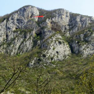 Porche fortifié dans les falaises de Niaux